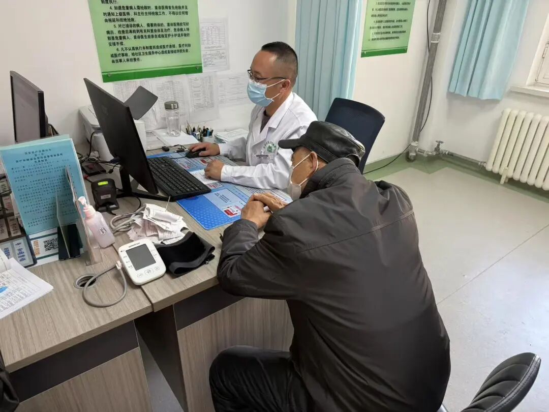 服务下沉 待遇倾斜 药品保供 健康管理 首府群众家门口看病更划算1.jpg