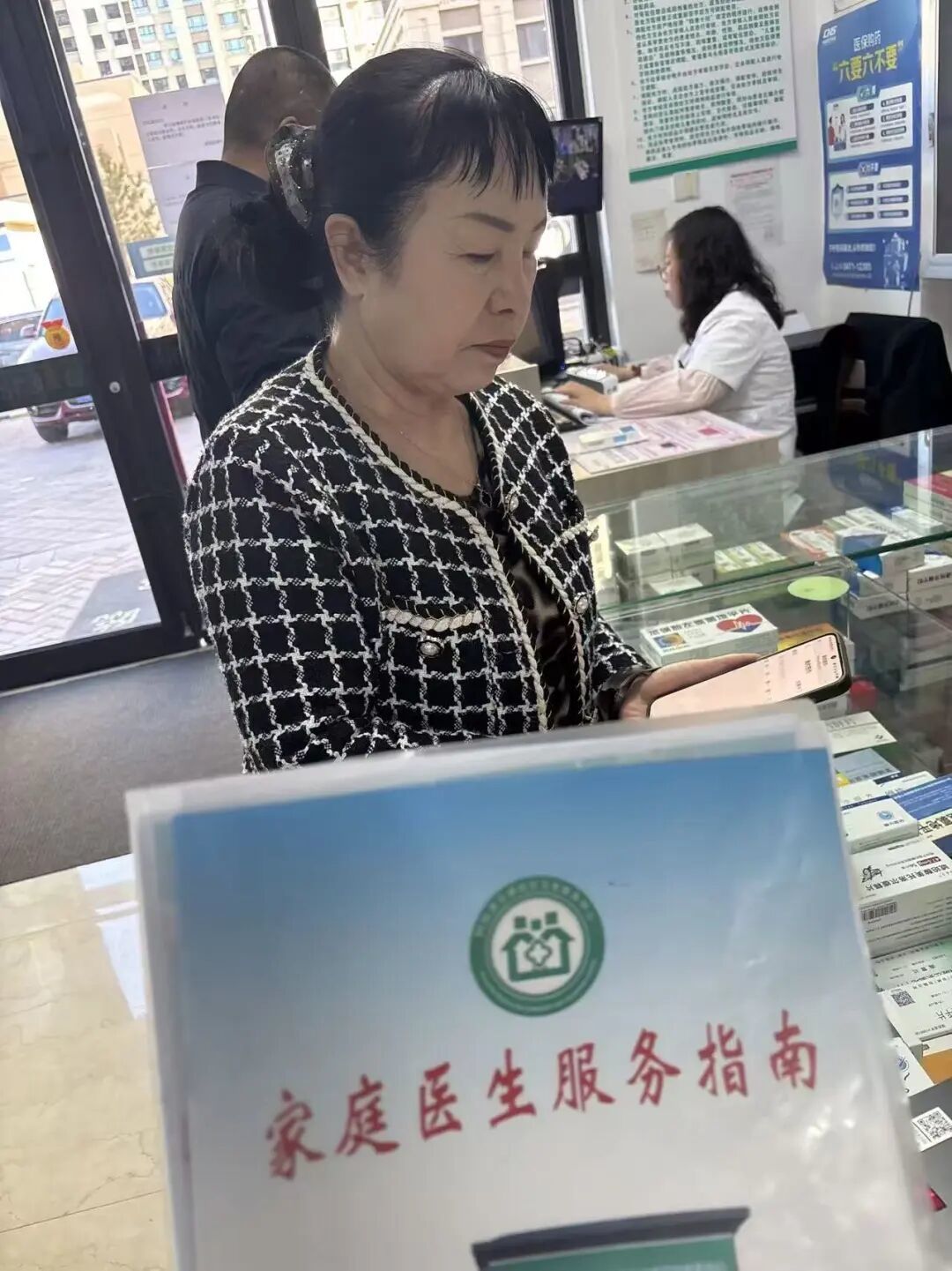 服务下沉 待遇倾斜 药品保供 健康管理 首府群众家门口看病更划算3.jpg